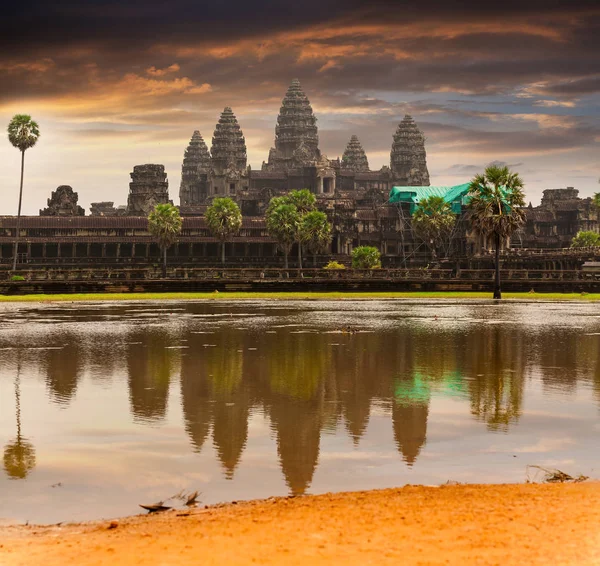 Angkor Wat tempel met reflecterende in water — Stockfoto