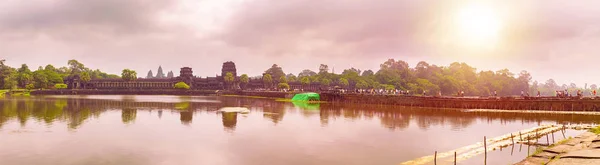 水の反映とアンコール ワット寺院 — ストック写真