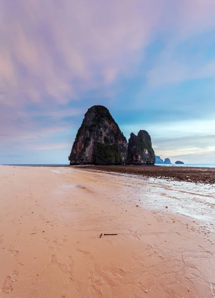 Západ slunce na pláž Phra Nang, Město Krabi, Thajsko — Stock fotografie