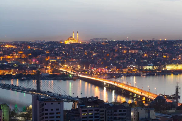 Istanbul panoramische Aussicht bei Nacht. — Stockfoto