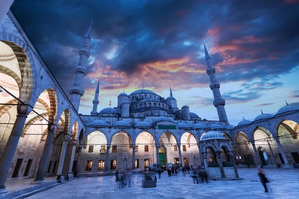 Vista da Mesquita Azul em Istambul com belo céu do pôr-do-sol — Fotografia de Stock