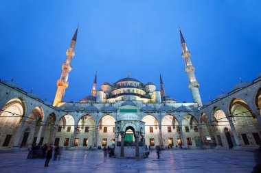 Istanbul'da Sultanahmet Camii manzaralı gece aydınlatma.