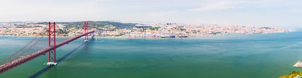 Ponte 25 de Abril em Lisboa. Panorama — Fotografia de Stock
