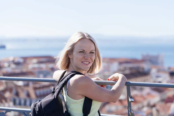 Traveller female on the background of the panorama of Lisbon. — Stock Photo, Image