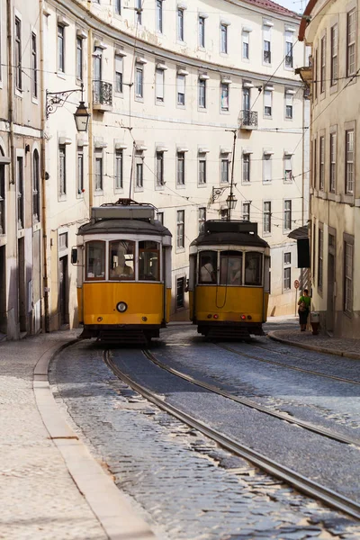 Tram giallo vintage a Lisbona, Portogallo — Foto Stock