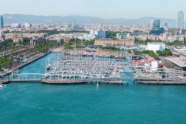 Barcos en el puerto de Barcelona . — Foto de Stock