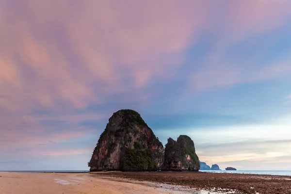 Západ slunce na pláž Phra Nang, Město Krabi, Thajsko — Stock fotografie