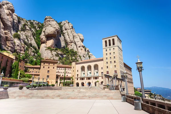 Montserrat Monastery - beautiful Benedictine Abbey high up in the mountains near Barcelona, Catalonia, Spain. — Stock Photo, Image