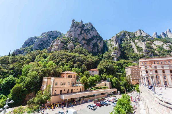 Montserrat kloster - schöne benediktinerabtei hoch oben in den bergen in der nähe von barcelona, katalonien, spanien. — Stockfoto