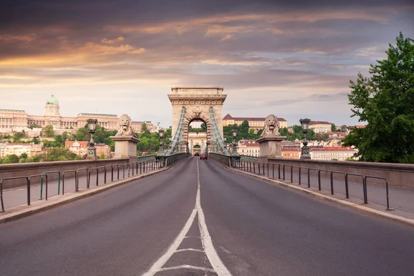 Ponte Cadeia Szechenyi na bela Budapeste. Hungria . — Fotografia de Stock