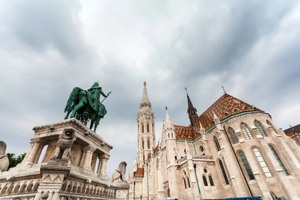 St. Matthias Church in the Fishermans Bastion in Budapest, Hungary — Stock Photo, Image