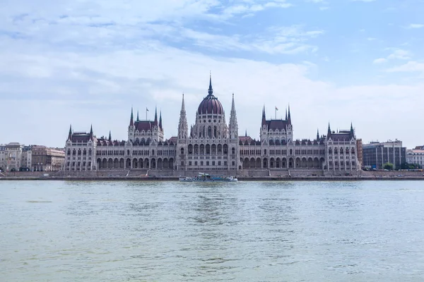 Edifício do Parlamento em Budapeste, Hungria, num dia nublado — Fotografia de Stock