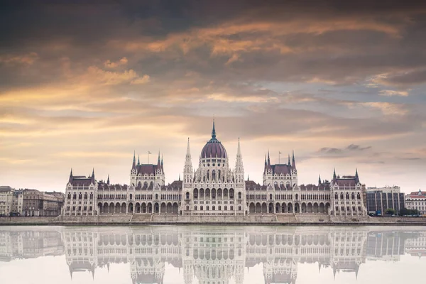 Κτίριο του Κοινοβουλίου στην Βουδαπέστη, Ουγγαρία σε μια συννεφιασμένη μέρα στο ηλιοβασίλεμα — Φωτογραφία Αρχείου