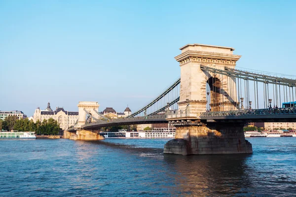 Ponte Cadeia Szechenyi na bela Budapeste. Hungria . — Fotografia de Stock