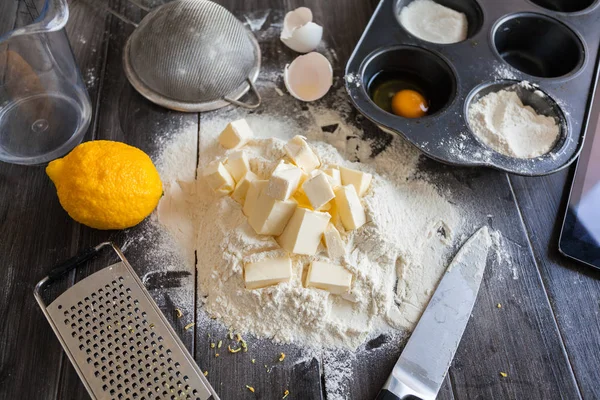 Ingredientes para la masa y la cocción. El proceso de hacer pasteles para un pastel Napoleón — Foto de Stock