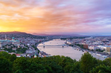 alacakaranlıkta Budapeşte panoramik görünüm