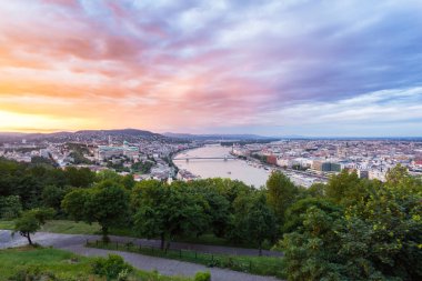 alacakaranlıkta Budapeşte panoramik görünüm