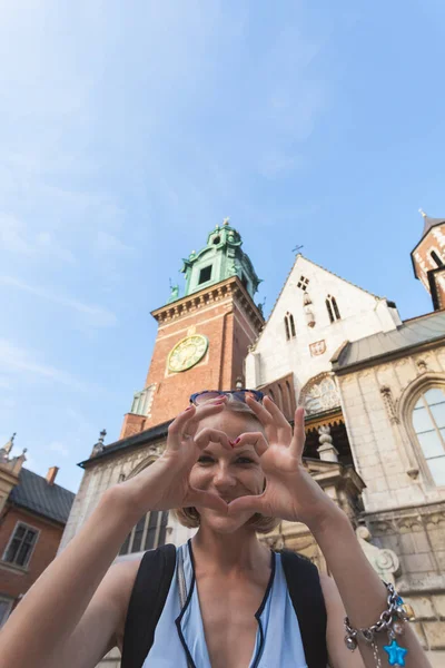 女性旅行者站在瓦维尔大教堂，克拉科夫，波兰的背景 — 图库照片