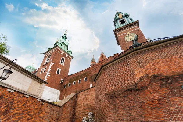 Вавельская крепость в польском Кракове  . — стоковое фото
