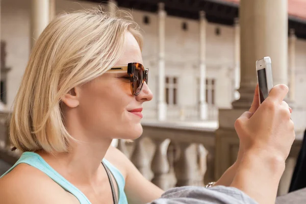 Viajero femenino en el fondo de Arcades en el castillo de Wawel en Cracovia . — Foto de Stock