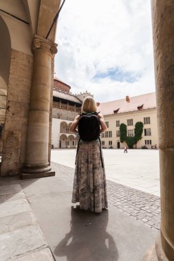 Arcades Cracow Wawel şatoda arka plan üzerinde kadın Gezgin.