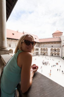 Arcades Cracow Wawel şatoda arka plan üzerinde kadın Gezgin.