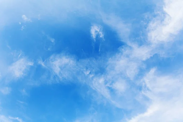 Mooie witte wolken op een blauwe achtergrond. — Stockfoto