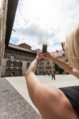 Arcades Cracow Wawel şatoda arka plan üzerinde kadın Gezgin.
