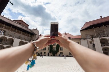 Arcades Cracow Wawel şatoda arka plan üzerinde kadın Gezgin.