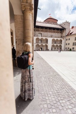 Arcades Cracow Wawel şatoda arka plan üzerinde kadın Gezgin.