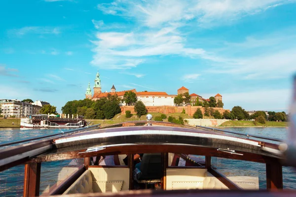 Castello di Wawel da una barca a vela lungo il fiume Vistola . — Foto Stock