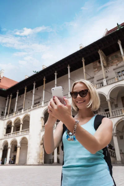 女性旅行者在克拉科夫的瓦维尔城堡商场的背景. — 图库照片