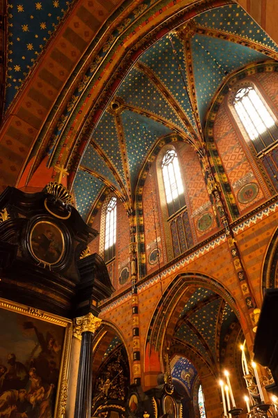 Interior de uma igreja gótica medieval de St Marys em Cracóvia — Fotografia de Stock