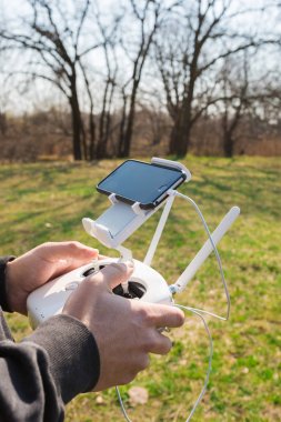 İnsansız helikopter. Adam denetimleri quadrocopter uçuş.