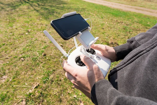 Obemannade copter. Man kontrollerar quadrocopter flyg. — Stockfoto