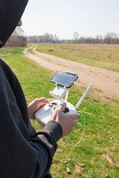 Helicóptero não tripulado. Homem controla voo quadrocopter . — Fotografia de Stock