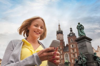 Krakow şehrindeki St. Marys kilisenin arka plan üzerinde genç güzel kadın