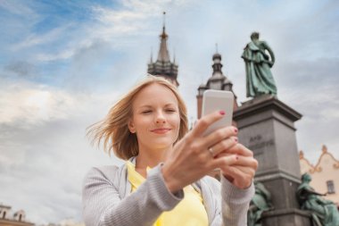 Krakow şehrindeki St. Marys kilisenin arka plan üzerinde genç güzel kadın