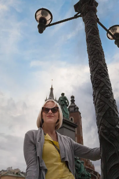 Joven mujer hermosa en el fondo de la Iglesia de Santa María en Cracovia —  Fotos de Stock