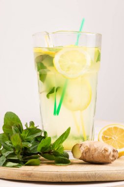 Yaz taze limonata limon, nane ve zencefil. Suyu Detoks