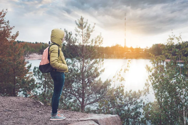 Νεαρό κορίτσι με σακίδιο, απολαμβάνοντας τη θέα στη λίμνη. — Φωτογραφία Αρχείου