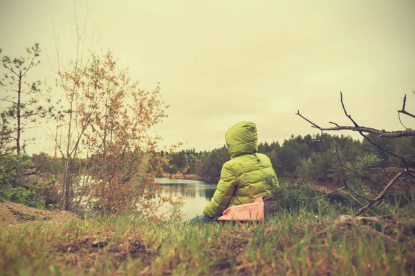Menina com mochila desfrutando da vista do lago . — Fotografia de Stock