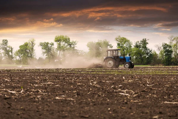 За сколько минут. Три трактора вспахали  поле за. Два трактора вспахали поле. Вспаханное поле. Пахота поля на тракторе.