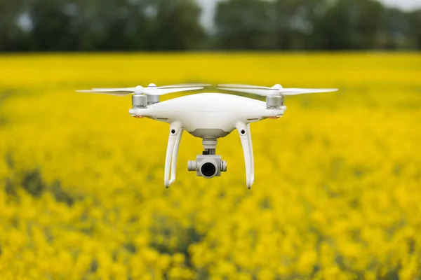 Copter med högupplöst digitalkamera under flygning — Stockfoto