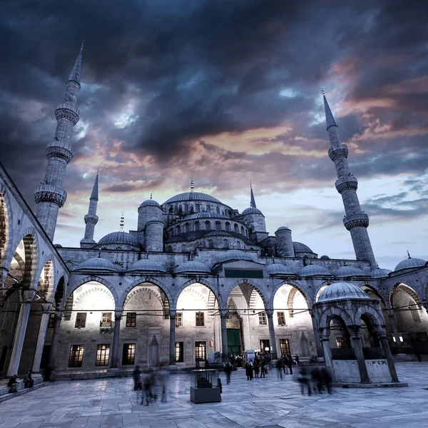 Uitzicht op de blauwe moskee in Istanbul met mooie avondrood — Stockfoto