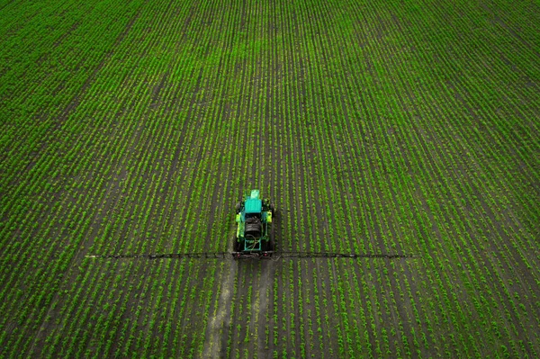 El tractor rociando el campo con productos químicos en la primavera — Foto de Stock