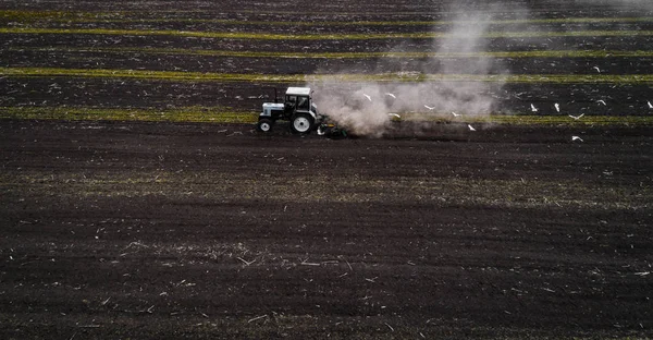 Traktor bestellt Feld im Frühling, Luftaufnahme — Stockfoto
