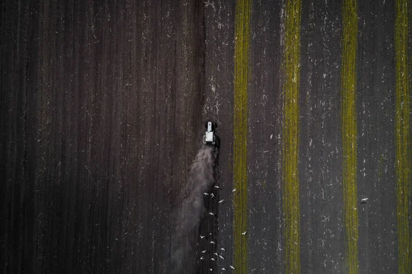 Campo de cultivo de trator na primavera, vista aérea — Fotografia de Stock