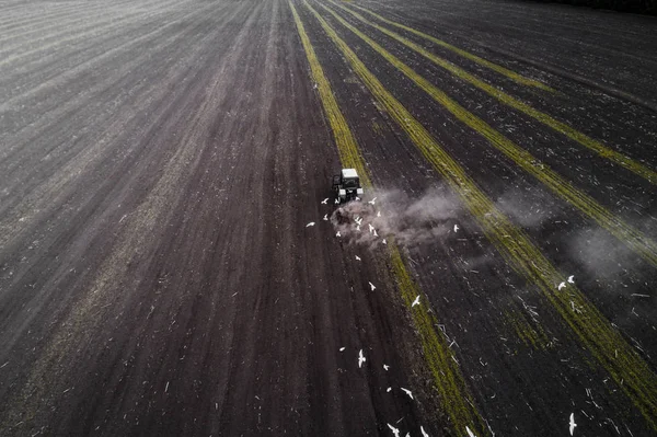 Campo de cultivo de trator na primavera, vista aérea — Fotografia de Stock