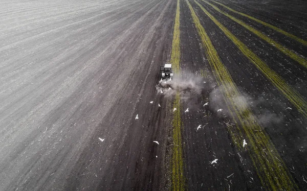 Campo de cultivo de trator na primavera, vista aérea — Fotografia de Stock